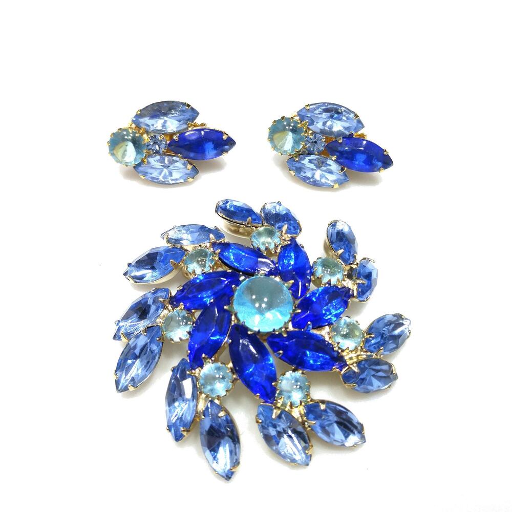Blue Light Dark Rhinestones Pinwheel Brooch Earrings, Gold Plated 1960s Vintage